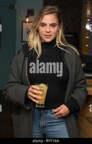 Laura Kran und Tristan Phipps besuchen Begriff Magazin x Zubrowka listening Party im H Club mit Rapper Kelvyn Colt mit: Laura Kran Wo: London, Vereinigtes Königreich, wenn: 12 Feb 2019 Credit: Phil Lewis/WENN.com Stockfoto