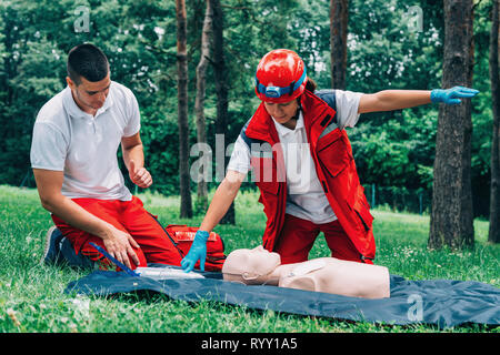 Hlw-Training auf Dummy im Freien. Stockfoto