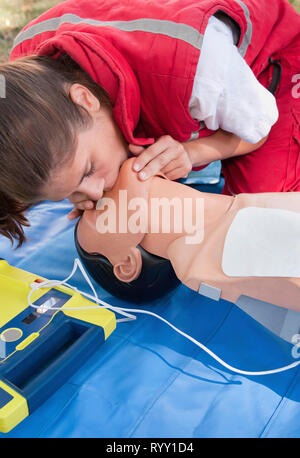 Herz-lungen-Wiederbelebung auf Dummy. Stockfoto