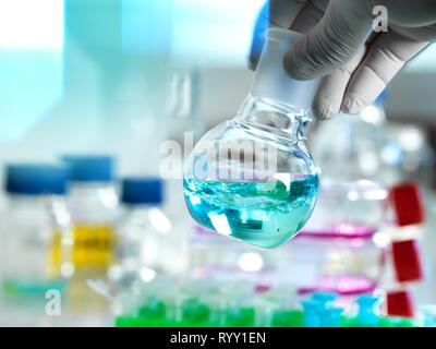 Wissenschaftler mischen und Vorbereitung einer chemischen Lösung bei einem Experiment im Labor. Stockfoto