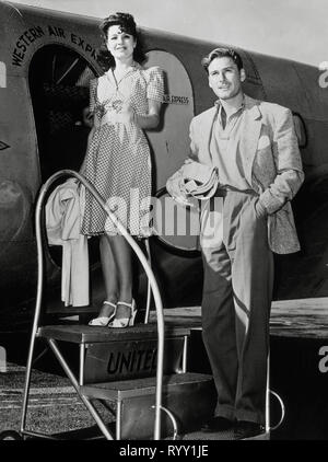 Errol Flynn und seine erste Frau, die französische Schauspielerin Lili Damita Betreten eines Flugzeuges. Sie wurden von 1935-1942 verheiratet, circa (1940) Datei Referenz # 33751 908 THA Stockfoto
