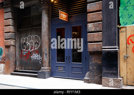 Au Cheval, 33 Cortlandt Alley, New York, NY. Außenfassade eines Steakhouse-Restaurants in Chinatown, Tribeca, Manhattan. Stockfoto