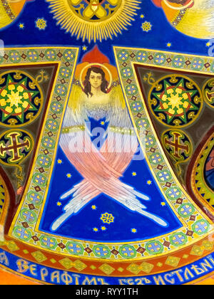 Farbenfrohes Fresko mit Engel und Ornamente gemalt von der Künstlerin J. Bucmaniuk an der Decke der Kapelle in der ukrainischen griechisch-katholischen Kirche Stockfoto
