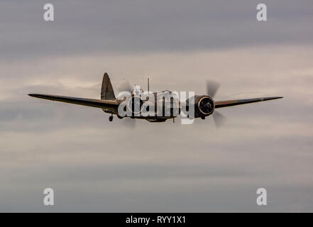 Ein Bristol Blenheim Mk1 Fliegen über dem Himmel von Duxford in England Stockfoto