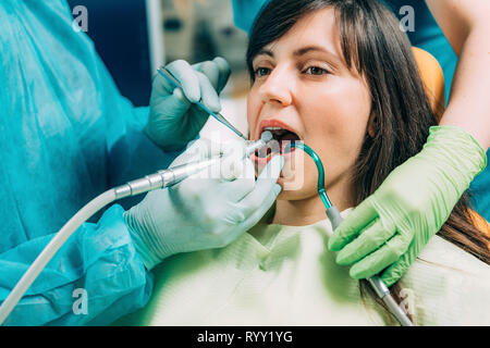 Zahnärztliche Behandlung. Stockfoto