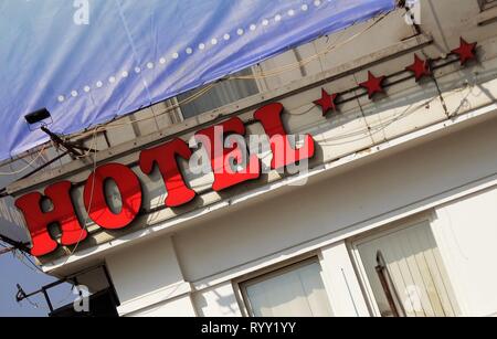 Bukarest, Rumänien - Oktober 10, 2018: ein 5-Sterne Hotel Logo ist an der Fassade der Bucharest Comfort Suites Hotel in Bukarest, Rumänien angezeigt. Stockfoto