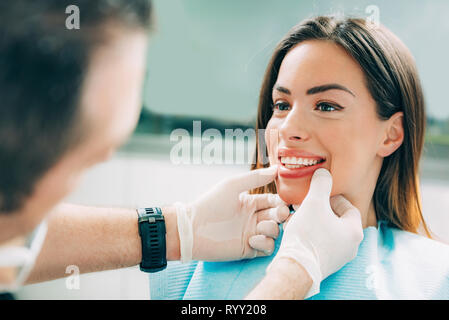Zahnarzt Inspektion Frau Zähne. Stockfoto