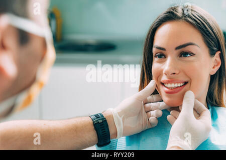 Zahnarzt Inspektion Frau Zähne. Stockfoto