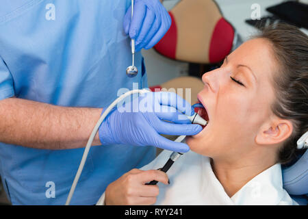 Entfernen der zahnmedizinischen Zahnstein. Stockfoto