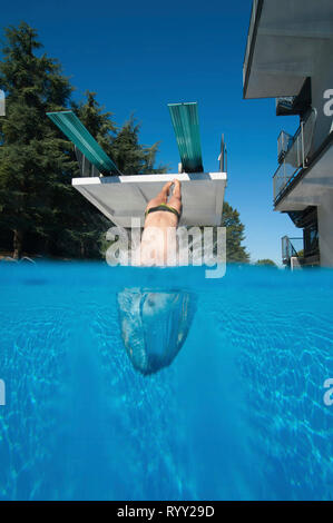Taucher in Wasser. Stockfoto