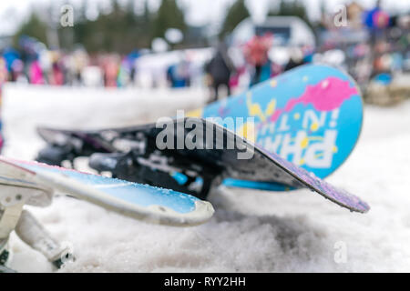 Szklarska Poreba, Polen - Februar 2019: Bunte snowboards im Schnee auf dem Berghang links im Winter Stockfoto