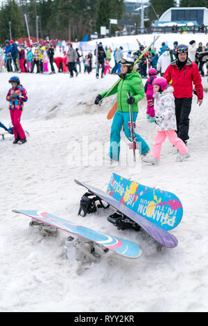 Szklarska Poreba, Polen - Februar 2019: Bunte snowboards im Schnee auf dem Berghang links im Winter Stockfoto