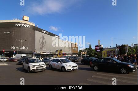 Bukarest, Rumänien - 17. Mai 2018: Auto Verkehr in der Nähe der Bershka und Koton Store in Unirea Shopping Center befindet sich in der Unirii Platz, Bukarest, Roman Stockfoto