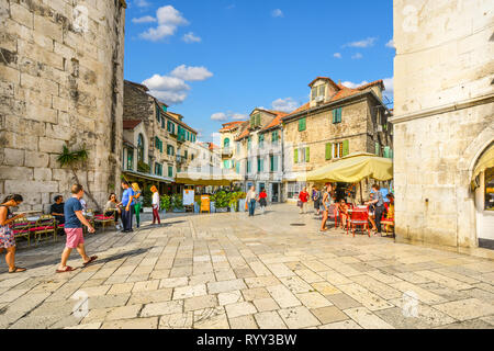 Einheimische und Touristen vermischen sich an einem sonnigen Morgen im frühen Herbst am Obst Platz der Palast des Diokletian in der alten Stadt Split, Kroatien. Stockfoto