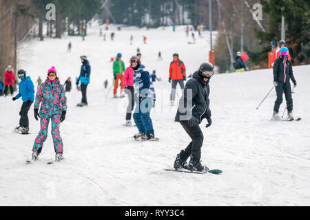 Szklarska Poreba, Polen - Februar 2019: Skifahren und Snowboarden auf den Pisten von szrenica Berg im Riesengebirge Stockfoto
