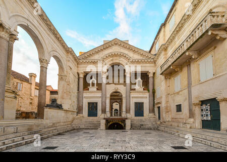 Am frühen Morgen in der säulenhalle oder Peristil innerhalb der Diokletian Palast in der Altstadt von Split Kroatien Stockfoto