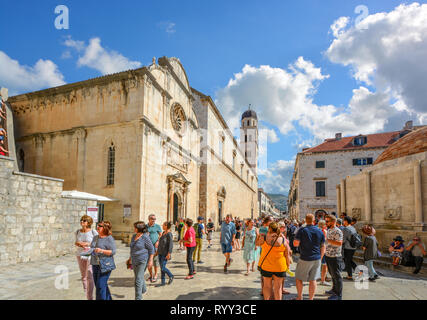 Massen von Touristen zu Fuß die Hauptstraße oder stradun neben St Saviour Kirche in der alten Stadtmauern von Dubrovnik, Kroatien. Stockfoto