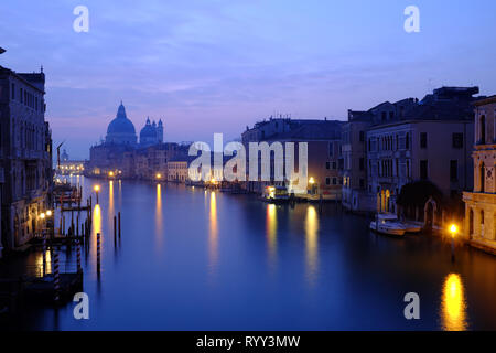 Morgen bricht über den Canal Grande, gesehen von der Accademia Brücke, Venedig, Italien Stockfoto