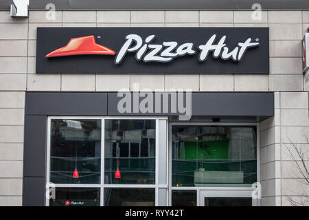 OTTAWA, Kanada - 12. NOVEMBER 2018: Pizza Hut Logo Vor Ihren lokalen Restaurant in Ottawa, Ontario. Pizza Hut ist eine US-amerikanische Fast-Food-Kette Stockfoto