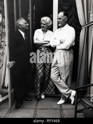 Jean Harlow, Burton Holmes mit Harlow's Stimme Caoch, Hollywood, Kalifornien, 1931 Stockfoto