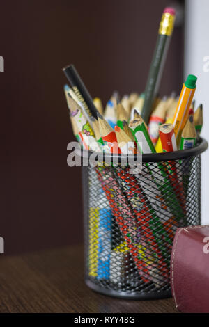 Buntstifte in einem Federmäppchen - Bleistift - Farbige - Federmäppchen - Bild Stockfoto