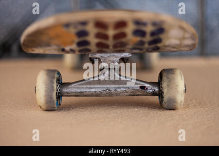Skateboard in Farbe - Deck, Lkw und Räder - Bild Stockfoto