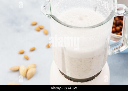 Hausgemachte Mutter Milch in den Mixer und Zutaten. Die Molkerei, keine Laktose Milch. Schritt für Schritt Rezept. Stockfoto