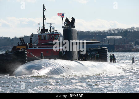 Die Los Angeles-Klasse schneller Angriff U-Boot USS Pittsburgh (SSN720) kehrte heim zu Submarine Base New London am Montag, Februar 25, 2019 nach der Fertigstellung der endgültigen Bereitstellung. Während auf Bereitstellung Pittsburgh Betrieben in der Europäischen Befehl Verantwortungsbereiche. (U.S. Marine Foto von John Narewski) Stockfoto