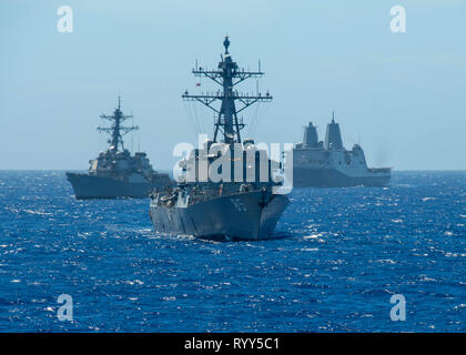 190314-N-WK 982-2024 philippinischen Meer (14. März 2019) Der Arleigh-burke-Klasse geführte Anti-raketen-Zerstörer USS McCampbell (DDG85), der Arleigh-burke-Klasse geführte Anti-raketen-Zerstörer USS Milius (DDG69), und die amphibious Transport dock Schiff USS Green Bay (LPD 20) Manöver während des Betriebs im philippinischen Meer. U.S. Navy Kriegsschiffe Zug zusammen die taktischen Kenntnisse, Letalität zu erhöhen und die Interoperabilität der teilnehmenden Einheiten in einer Zeit, in der Große-Wettbewerb. (U.S. Marine Foto von Mass Communication Specialist 2. Klasse John Harris/Freigegeben) Stockfoto