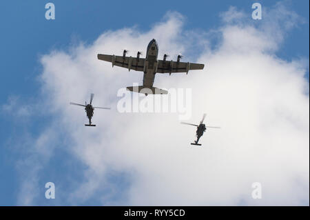 Einen HC-130J Bekämpfung König II und zwei HH-60G Pave Falken Durchführen einer Überführung, während der Feier des Lebens Zeremonie zu Ehren des verstorbenen Herrn W. Parker Greene, 14. März 2019, bei Moody Air Force Base, Ga Greene, ein unerschütterlicher Air Force Fürsprecher und einer der einflussreichsten militärischen bürgerliche Führer entfernt Dez. 18, 2018 übergeben. (U.S. Air Force Foto von Andrea Jenkins) Stockfoto