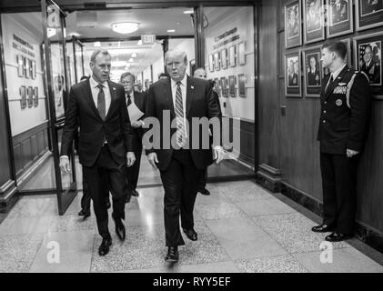 Us-Präsident Donald Trump trifft mit US-handeln Verteidigungsminister Patrick M. Shanahan zusammen mit anderen Top miltiary und civilan Führung im Pentagon, Washington, D.C., 15. März 2019. (DoD Foto von US Air Force Master Sgt. Angelita M.Lawrence) Stockfoto