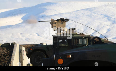 Nachweis eines gefeuerten .50 Kaliber Runde gesehen wird, die auf das Ende eines Fasses, das Yakima Training Center, 13. März 2019. Die Soldaten von Delta Co., 1st Battalion, 186Th Infantry Regiment, 41st Infantry Brigade Combat Team, für eine bevorstehende Bereitstellung während der Ausbildung vorbereiten. (Foto: Staff Sgt. Anita VanderMolen, 115 Mobile Public Affairs Loslösung, Oklahoma Army National Guard) Stockfoto