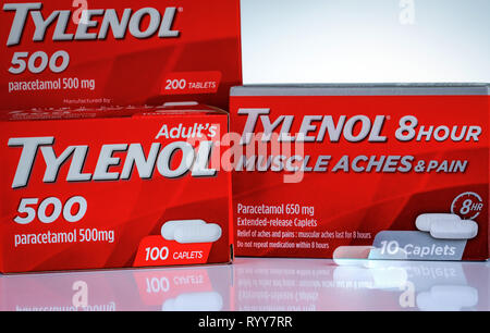 CHONBURI, Thailand - 27. OKTOBER 2018: Tylenol 500 mg und Tylenol 8 Stunde 650 extended-release Caplets in roter Verpackung auf Farbübergang Hintergrund. Droge Stockfoto