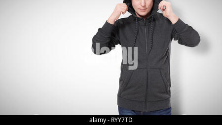 Mann in Schwarz sweatshirt, schwarz hoodies auf weißem Hintergrund. Mock up Stockfoto