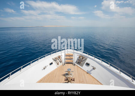 Blick über den Bug eines großen Luxus Motoryacht auf tropischen Meer mit Ankern Stockfoto