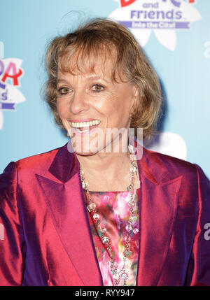 Nov 02, 2014 - London, England, UK-Dora und Freunde: In die Stadt! UK Premiere, Empire, Leicester Square Foto zeigt: Esther Rantzen Stockfoto