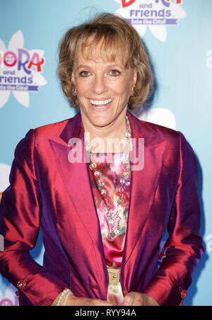 Nov 02, 2014 - London, England, UK-Dora und Freunde: In die Stadt! UK Premiere, Empire, Leicester Square Foto zeigt: Esther Rantzen Stockfoto