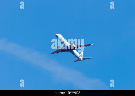 Flybe Embraer ERJ-195 Registrierung G-FBEH im Endanflug nach Leeds Bradford Airport Stockfoto