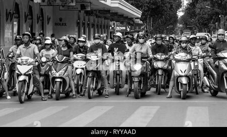 Ein Wald von Motorrädern. Warten auf grünes Licht. Straße Szenen aus der Altstadt in Hanoi, Vietnam. Stockfoto