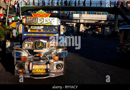 Jeepneys, die Philippinische version von ein Taxi und Minibus, sind durch die Straßen von Manila, Philippinen Stockfoto