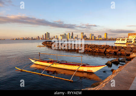 Abend an der Bucht von Manila, Manila, Philippinen. Manila Skyline. Stockfoto