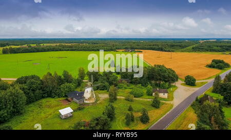 Blick von der Windmühle in Muuga mit der agri Getreidefeld auf der Seite und dem Wald vor Stockfoto