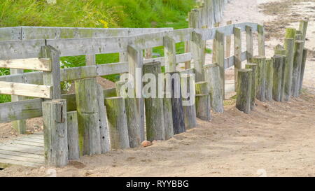 Weißen Holzzaun mit grünem Rasen auf der Bergseite in den Norden von Irland Stockfoto