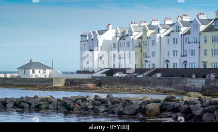 Ein großes weißes Haus auf der Flussseite in Cushendun in Nordirland gefunden Stockfoto