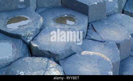 Die großen weißen Felsen im Meer von den Giants Causeway in Nordirland Stockfoto