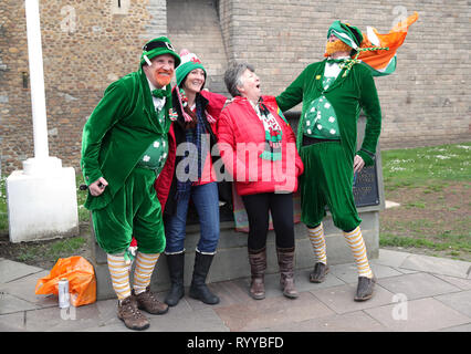 Wales und Irland Fans vor dem Guinness sechs Nationen Match im Fürstentum Stadium, Cardiff. Stockfoto