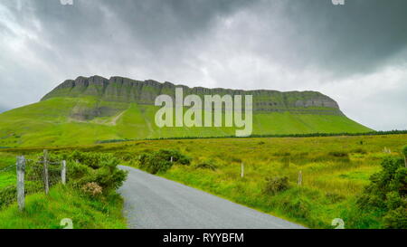 Die große Felsformation namens Benbulbin. Benbulbin manchmal buchstabiert Ben Bulben oder Benbulben ist eine große Felsformation im County Sligo, Irland. Stockfoto