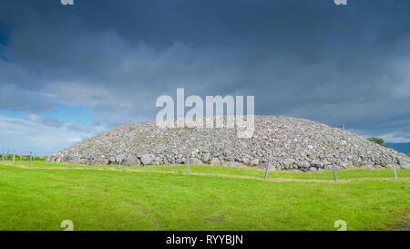 Berg von Steinen in den Carrowmore Friedhof. Carrowmore County Sligo ist eine der vier großen Passage Grabanlagen in Irland. Stockfoto