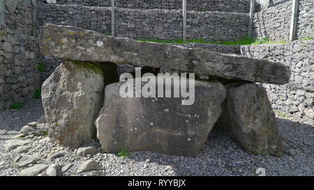 Die Stonehenge im Carrowmore Megalithic Cemetery viele Steinmauern in der Umgebung Stockfoto