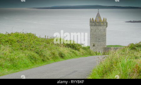 Die Doonagore Castle in der COUTNRY von Irland ist eine kleine Burg im Dorf an der Küste in Doolin Stockfoto